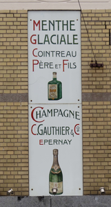 833695 Afbeelding van oude drankreclames voor Cointreau en Champagne op de gevel van het pand Nachtegaalstraat 27 te Utrecht.